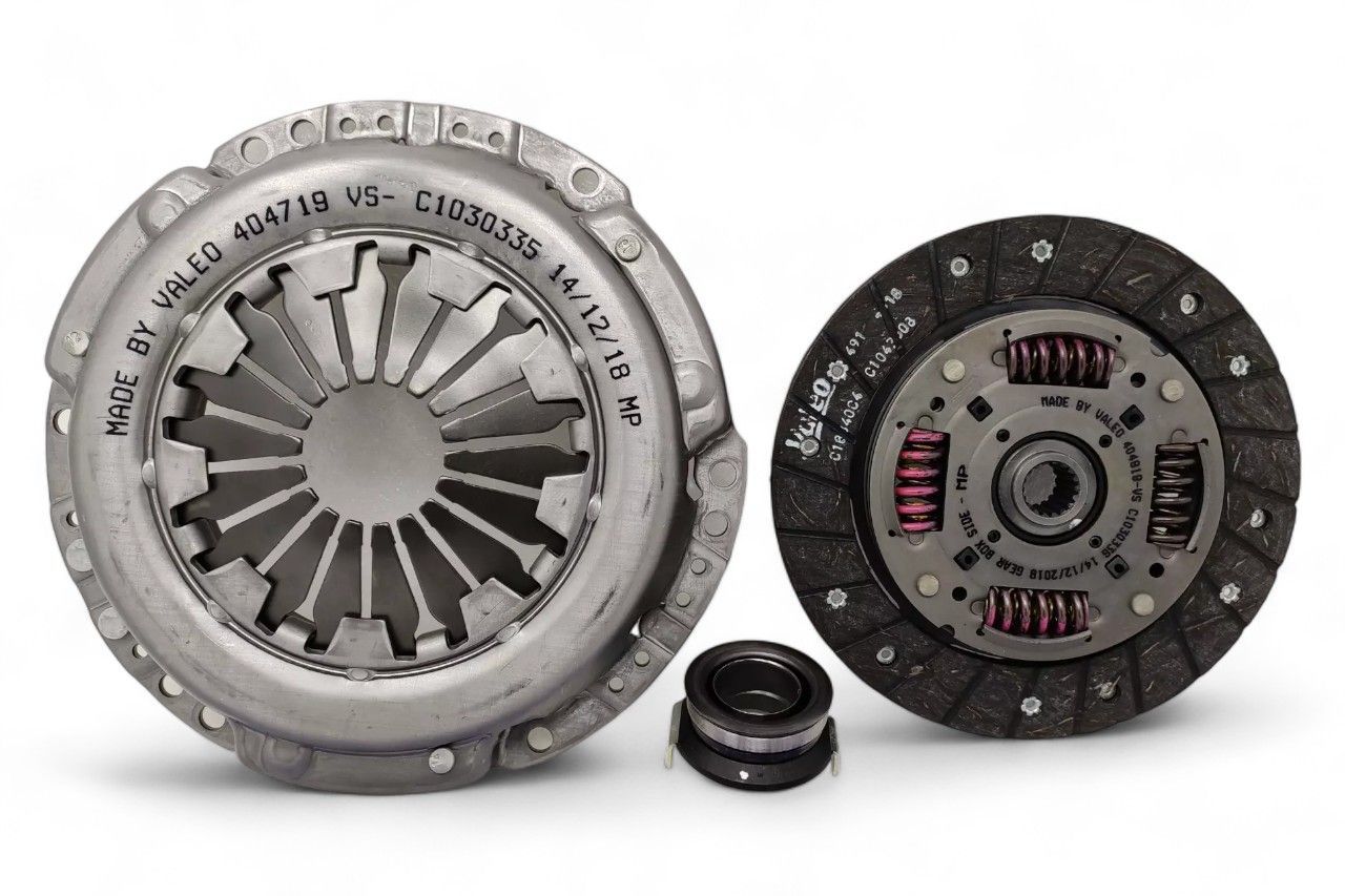 Valeo Clutch Kit (Disc+Pressure Plate+Bearing) AV145268